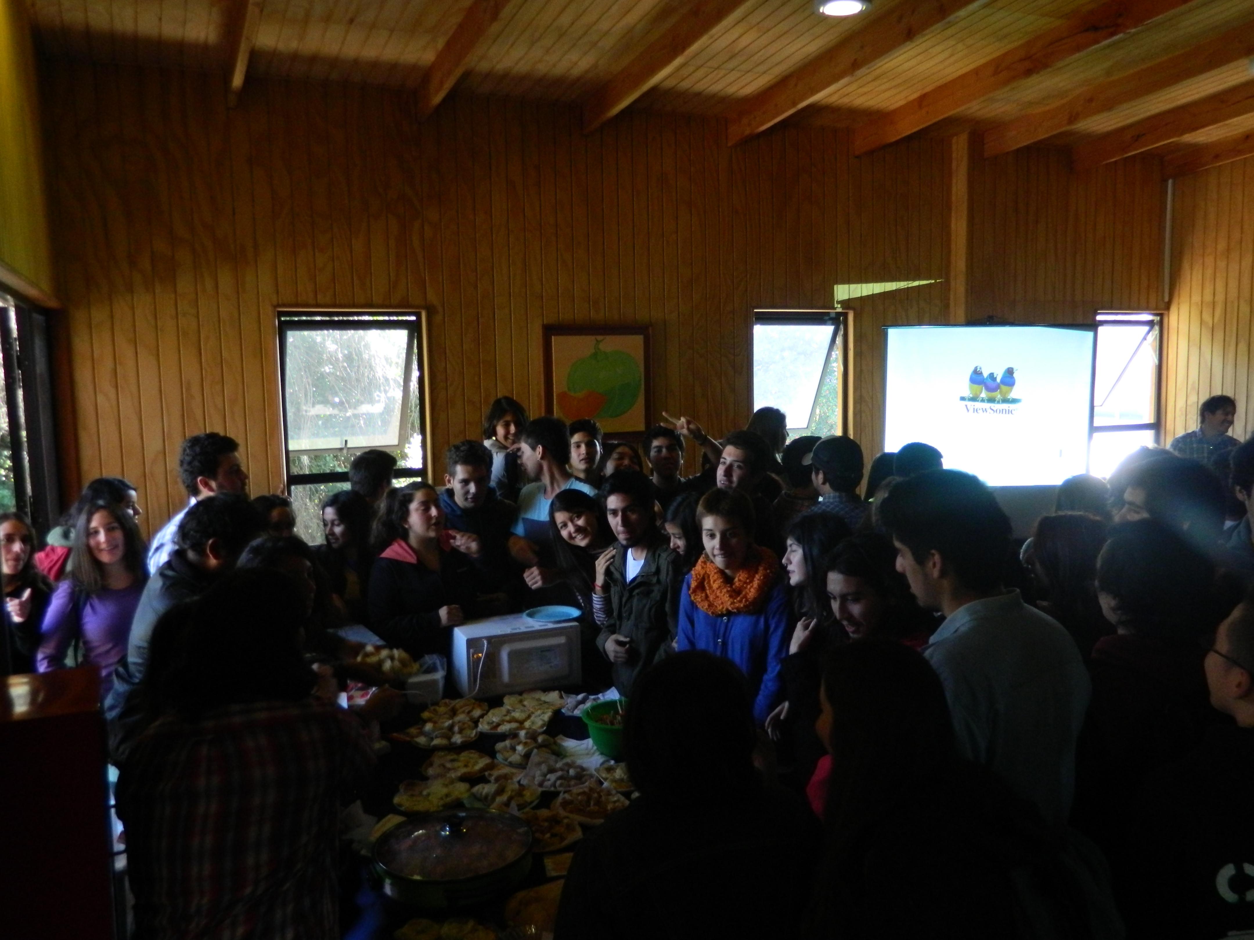 La actividad contó con la presencia de estudiantes, académicos y funcionarios de la Facultad. 