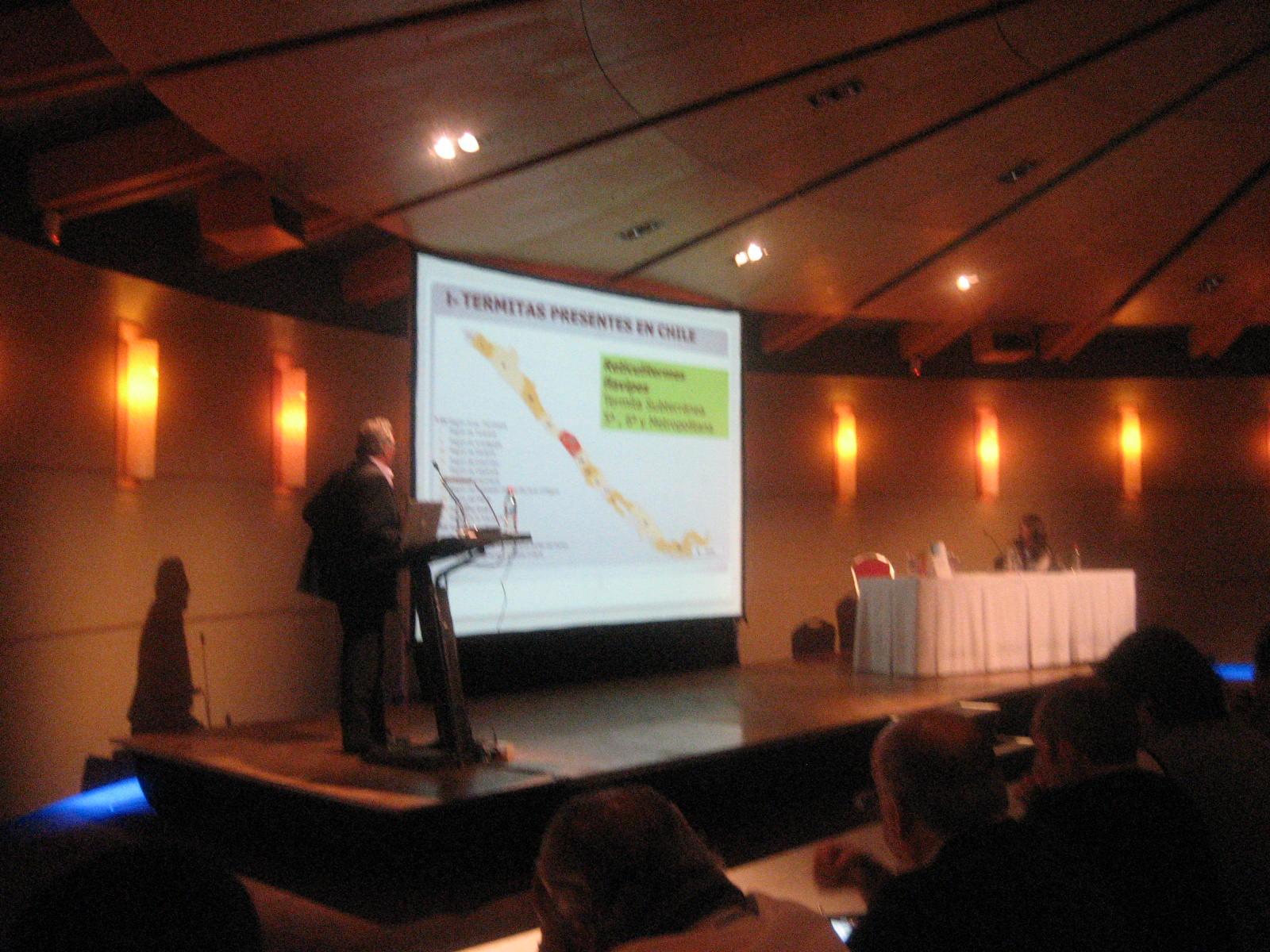 Profesor René Carmona exponiendo.
