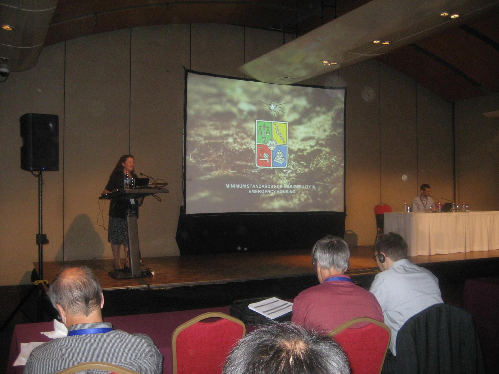 Profesora Rose Marie Garay exponiendo.