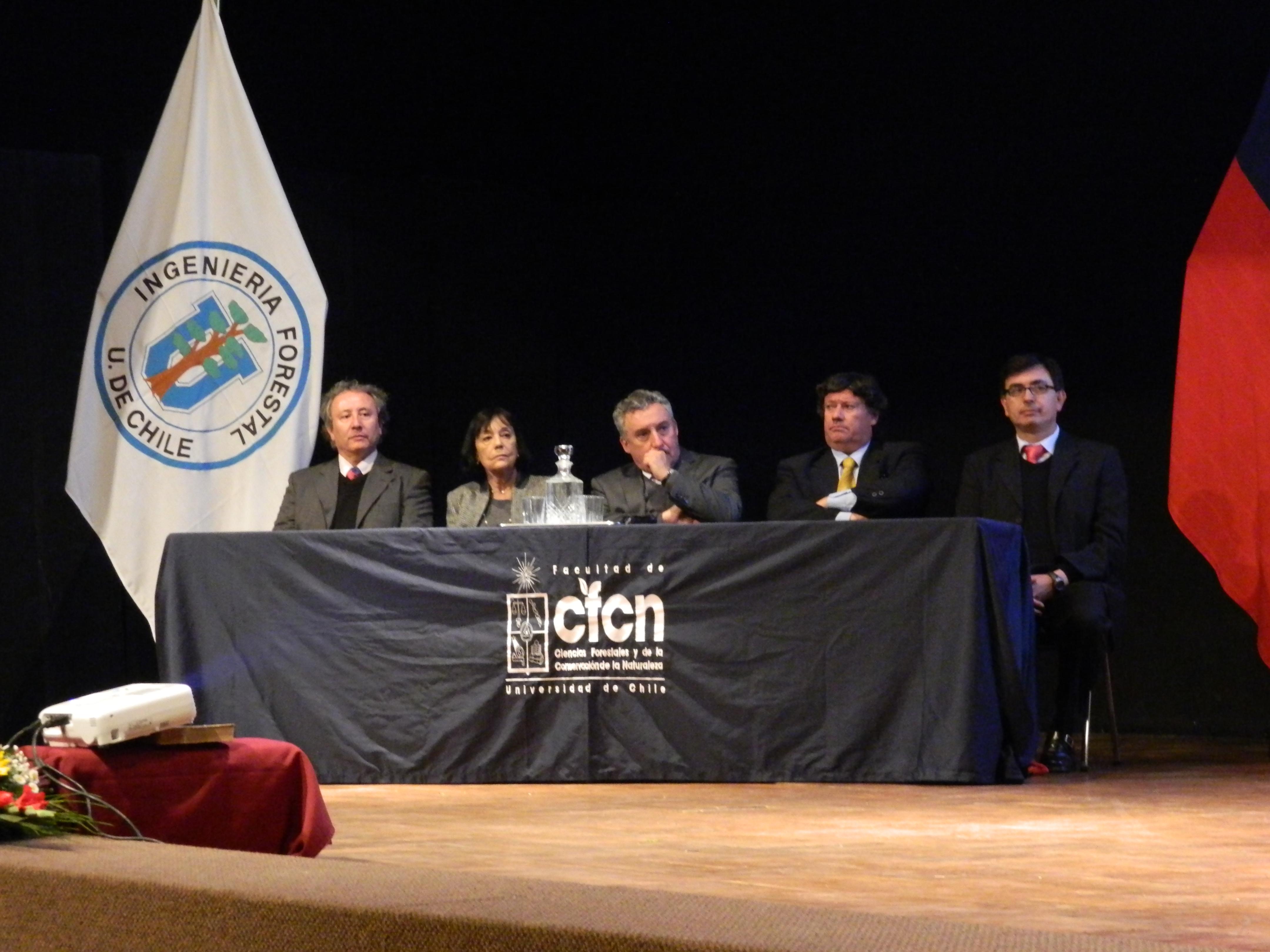 Alejandro Bozo, director de escuela, Carmen Luz de la Maza, decana de la Facultad CFCN, Ennio Vivaldi, rector de la Universidad y Horacio Bown, director de magíster. 