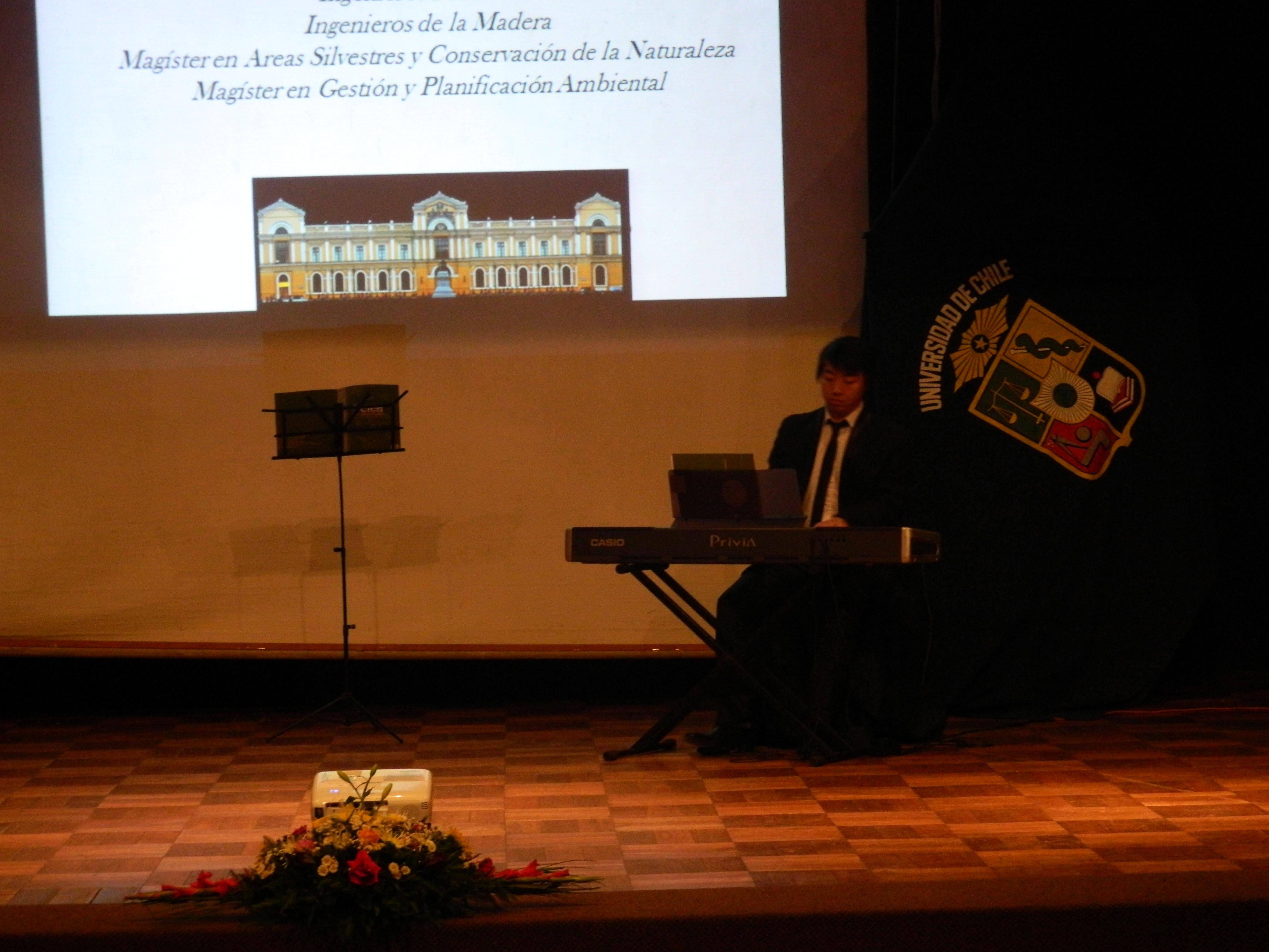 Kaiming Zue, estudiante de Ingeniería Forestal amenizó la ceremonia con su interpretación en teclado.