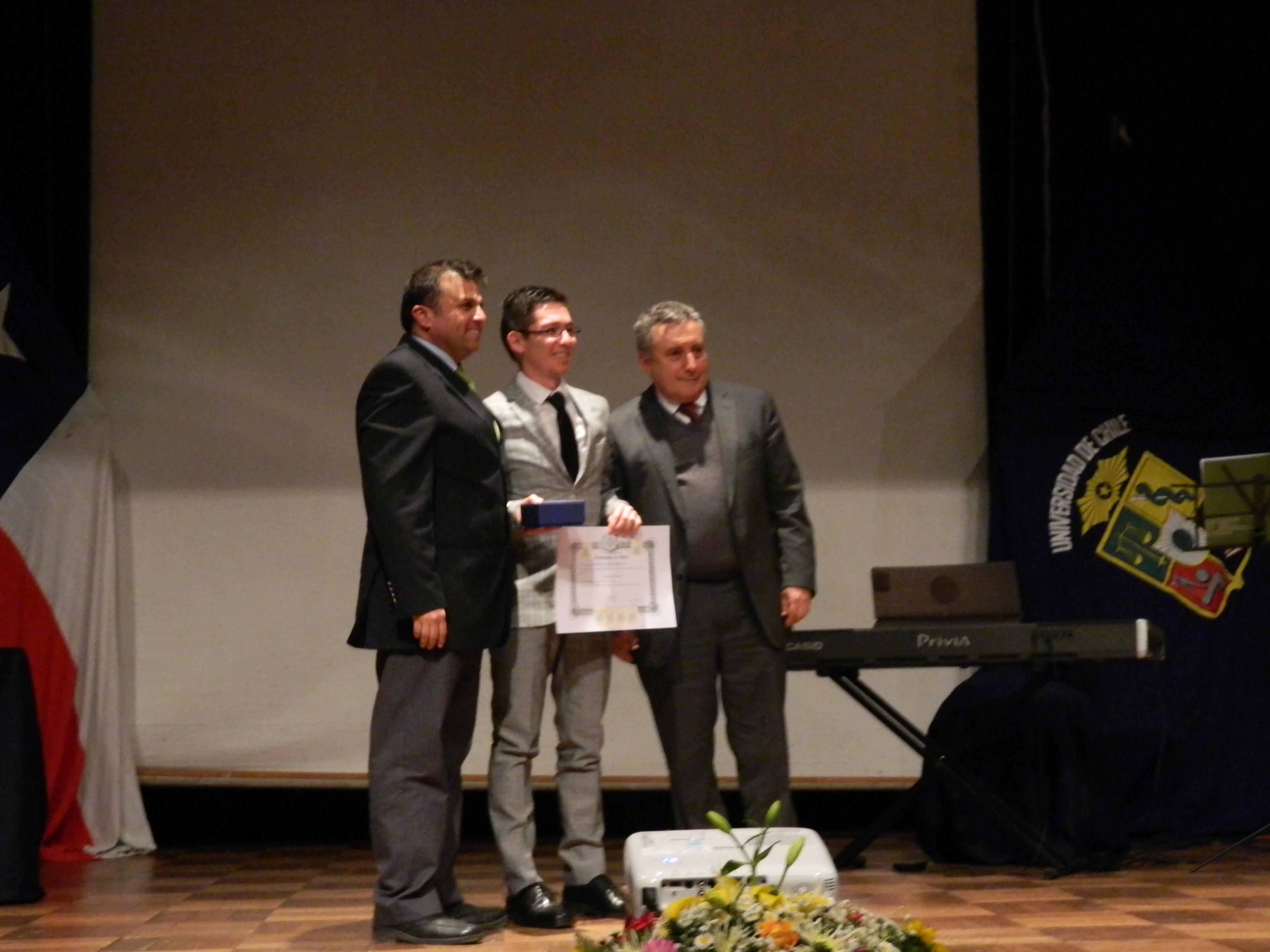 Los alumnos recibieron sus certificados de títulos de manos de las autoridades presentes y sus profesores guía. 