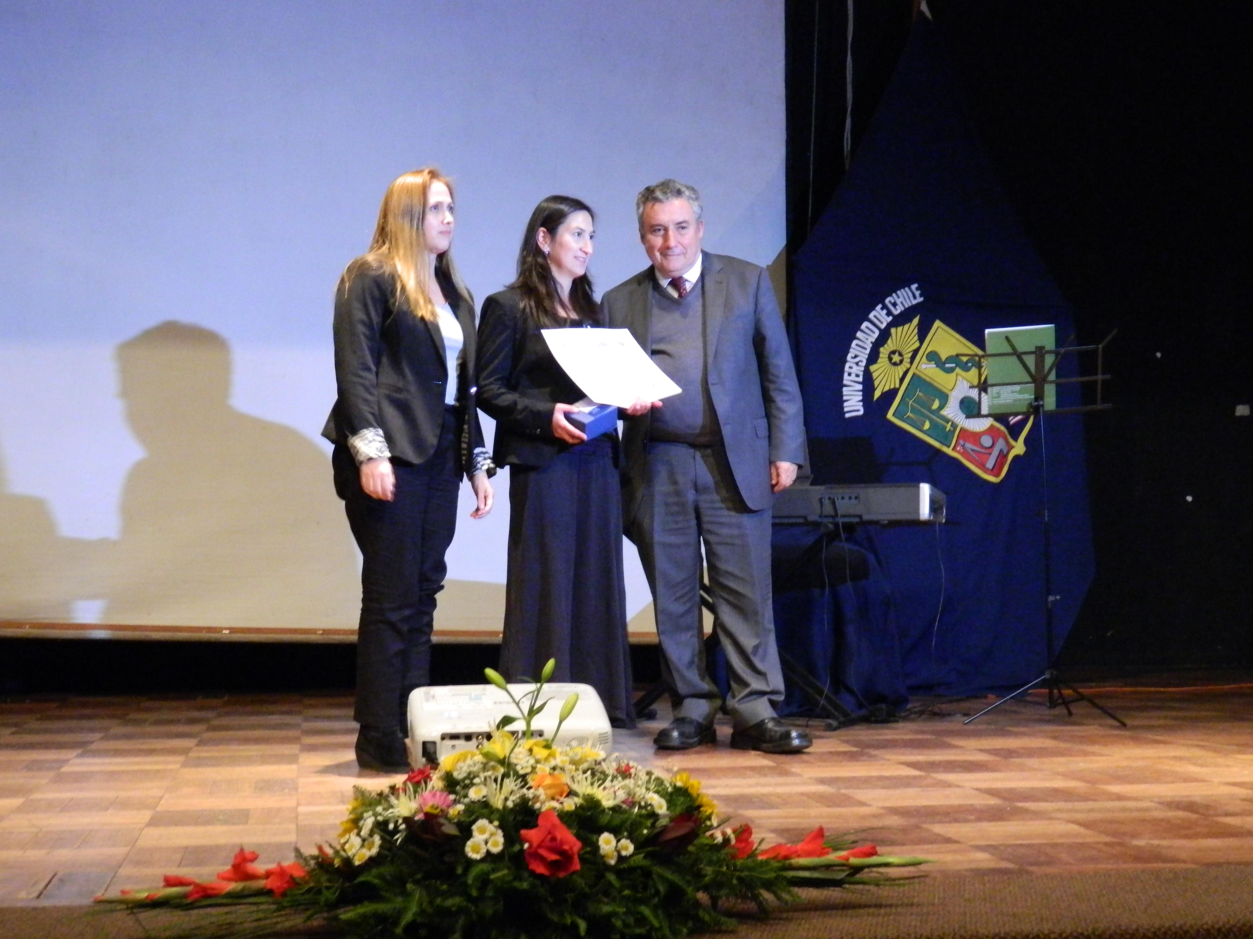 Los alumnos recibieron sus certificados de títulos de manos de las autoridades presentes y sus profesores guía. 