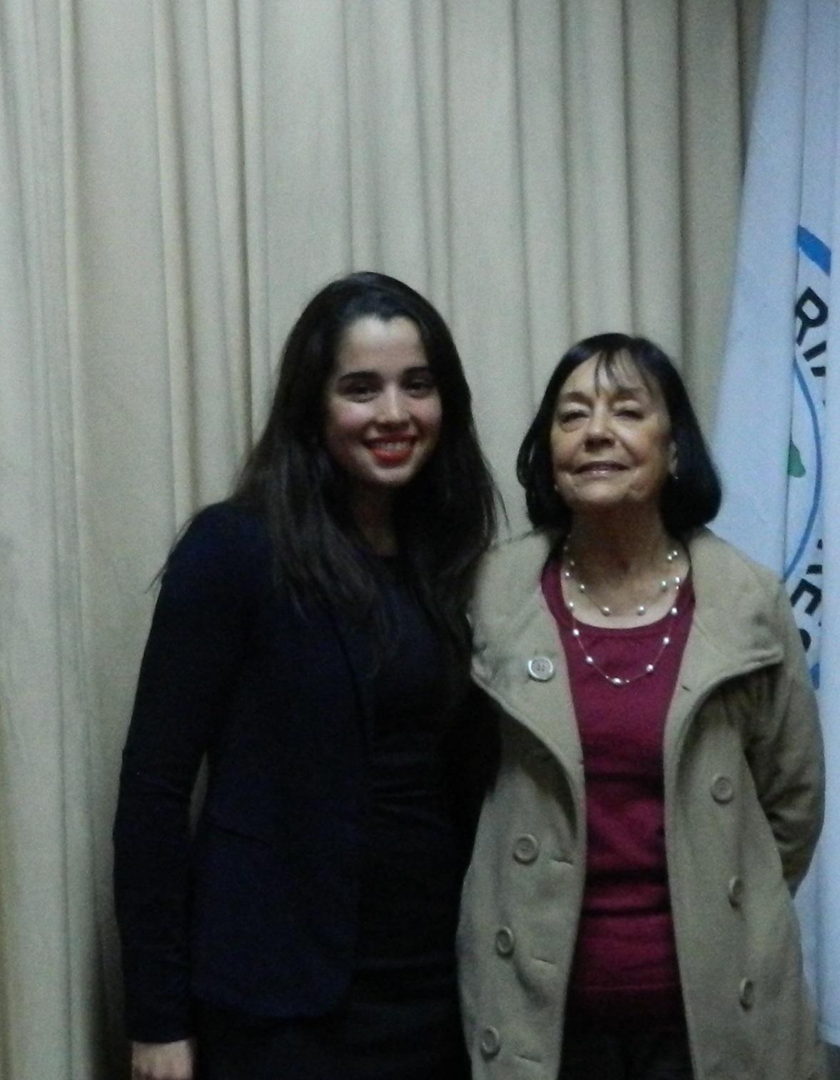 Constanza Droguett junto a Decana Carmen Luz de la Maza