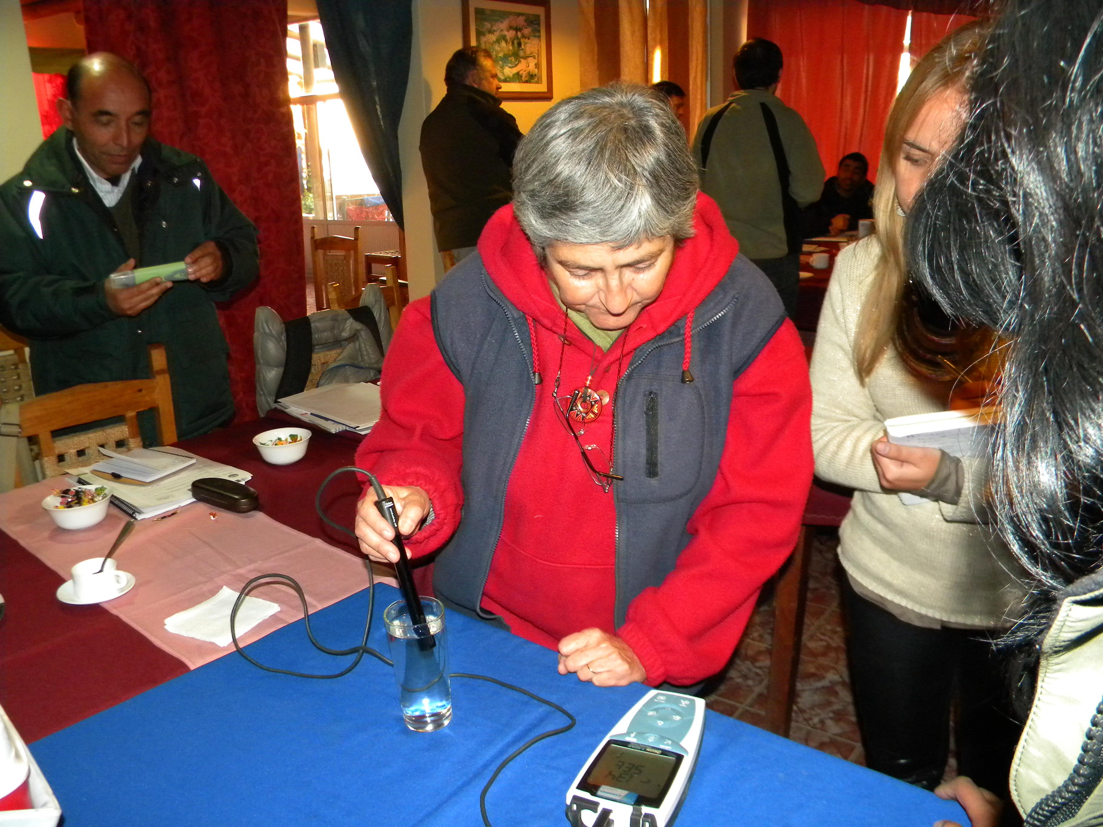 Académica Matilde López trabajando con aparatos muestreadores