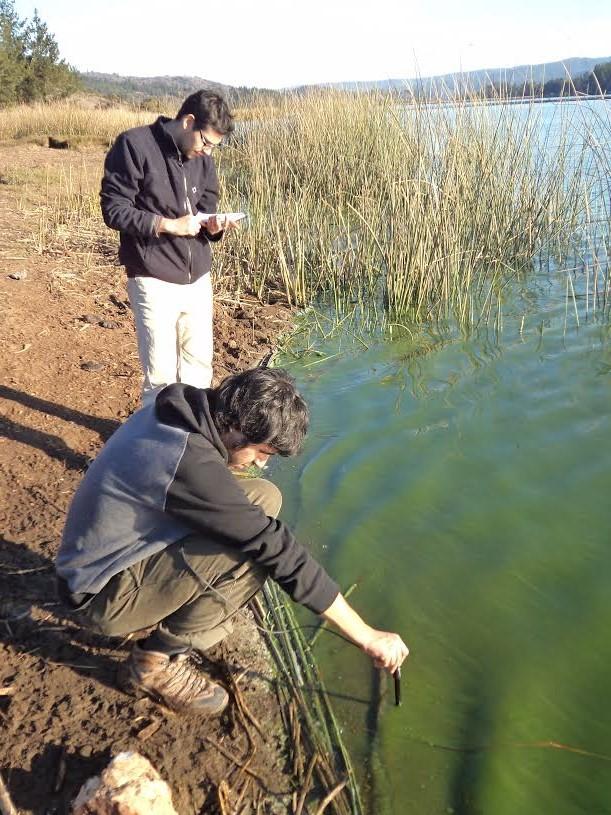 Estudiantes tomando muestra de temperatura y sólidos sedimentados.  