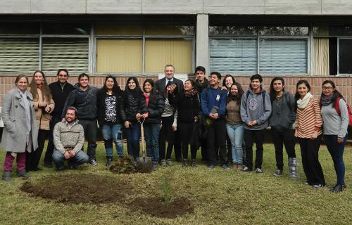 Según explicó Catalina Parra, estudiante del magíster ¿la idea fue aportar al arbolado del campus Antumapu, dejar un recuerdo de los estudiantes del magíster"