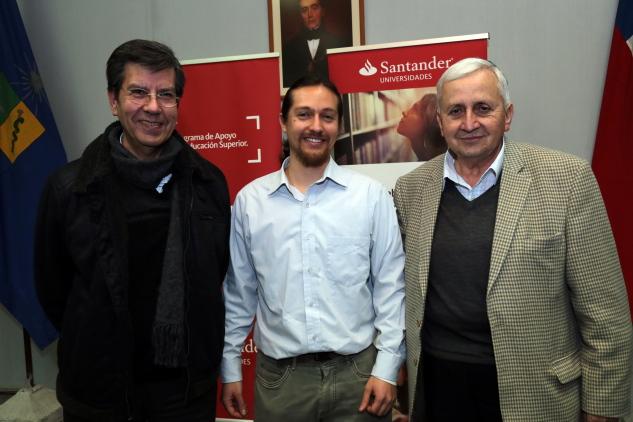 En la foto: Director (s) de Extensión FCFCN, Fernando Bascur; Gustavo Velásquez, estudiante de Forestal ganador de la beca Santander y Manuel Rodríguez, director Económico de FCFCN.