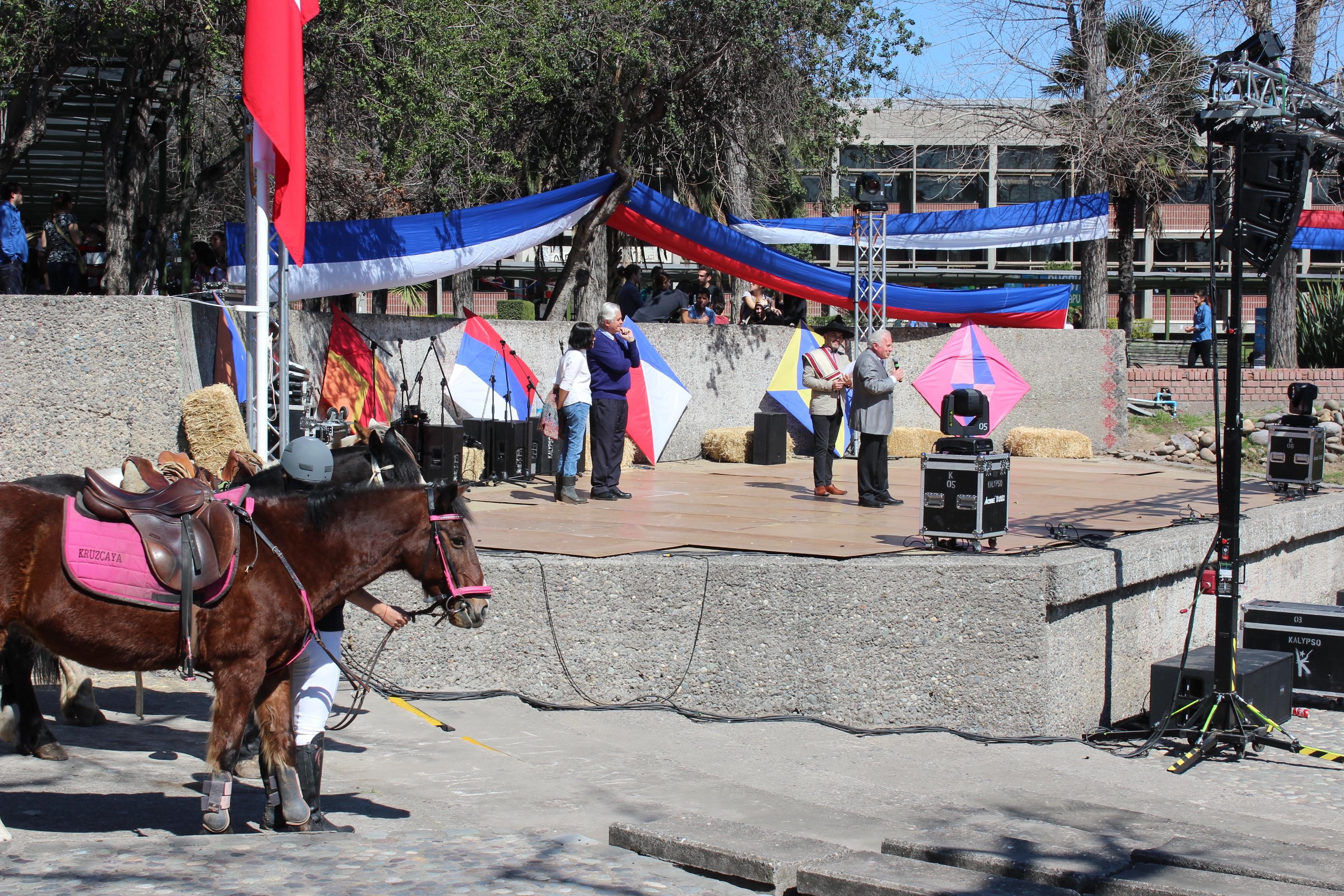 Autoridades dando inicio a las celebraciones de Fiestas Patrias en Campus Sur