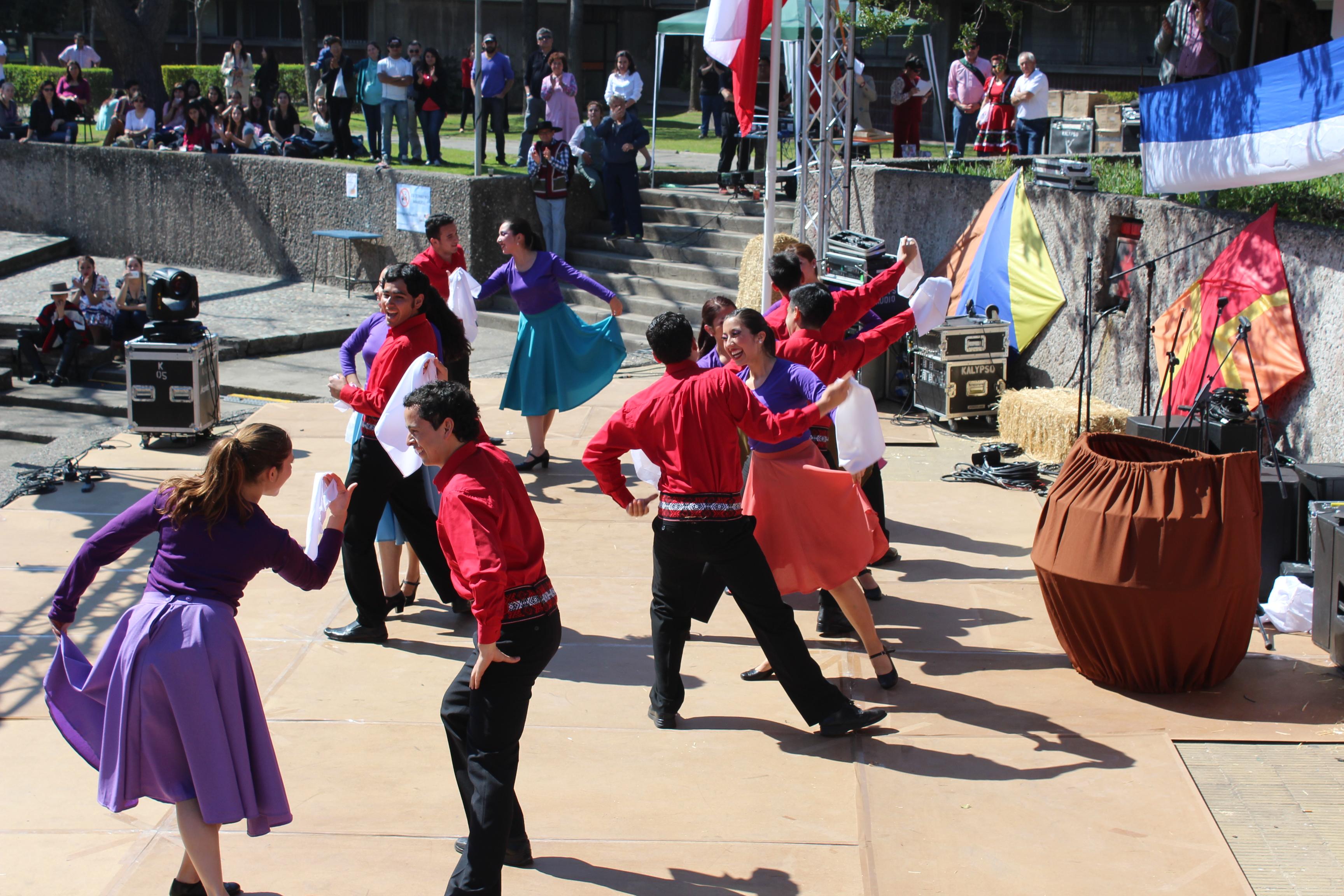 El ballet Antumapu fue uno de los grandes invitados a la inauguración de Fiestas Patrias en Campus Sur, presentando una pieza de la nueva obra que están montando sobre la ciudad de Pica. 