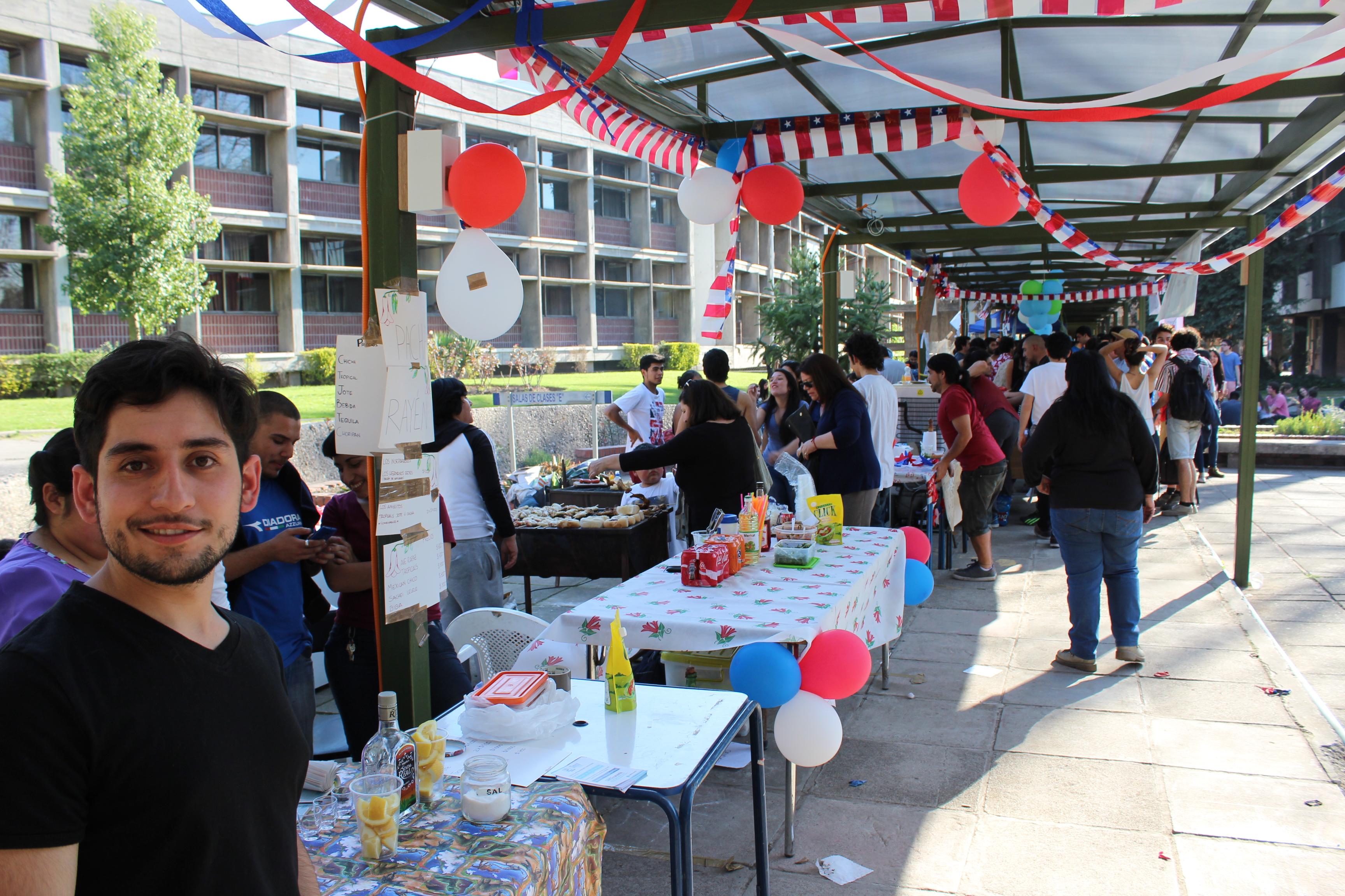 En los días de celebración se montaron diversos stand por parte de la comunidad de Antumapu. 