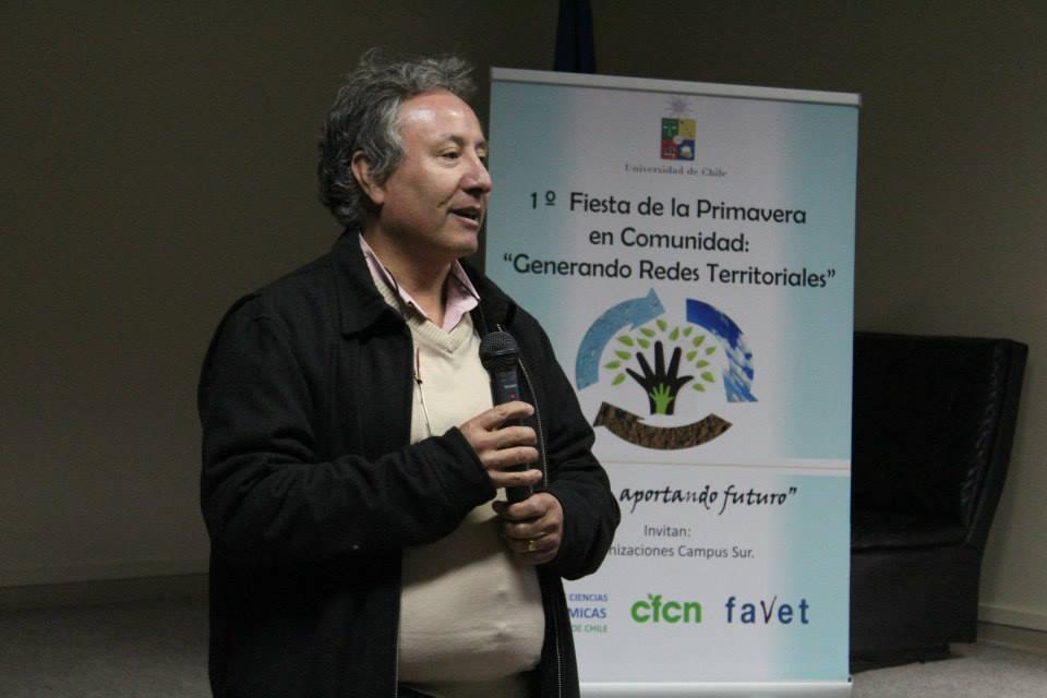 Director de Escuela de Ciencias Forestales, Alejandro Bozo, dirigiendo algunas palabras a los escolares asistentes a la ceremonia inaugural.