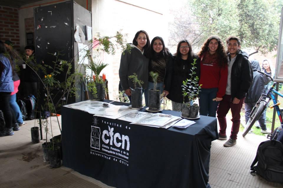 Estudiantes de la FCFCN exponeindo sobre el proyecto Arboretum Antumapu, en la Feria de la Primavera.