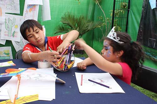 Los niños se entretuvieron pintando diferentes imágenes relativas al bosque y la luz.