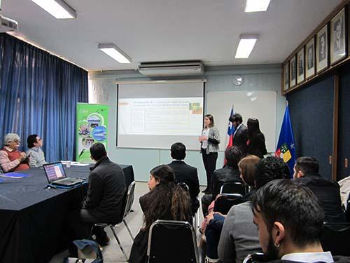 Alumnos del curso "Desarrollo forestal comunitario", exponiendo sus proyectos.