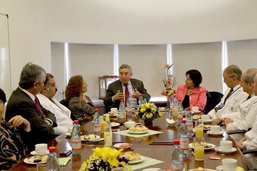 Previo a la firma del acuerdo hubo un encuentro en el que participaron miembros del HCUCH, el MINSAL y la U. de Chile.