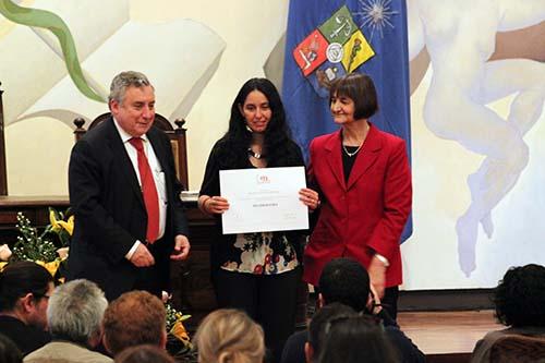 Rosita recibiendo reconocimiento de manos del rector, Ennio vivaldi y Rosa Devés, vicerrectora de Asuntos Académicos.