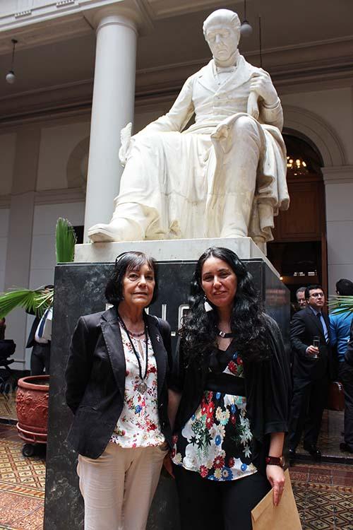 Rosita Scherson, junto a la decana de la Facultad, Carmen Luz de la Maza, en la Ceremonia Mejor Docente 2015.