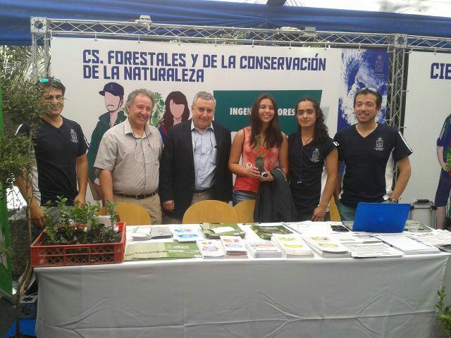 Equipo del stand de la Facultad CFCN junto al Director de Escuela Alejandro Bozo y el rector Ennio Vivaldi.