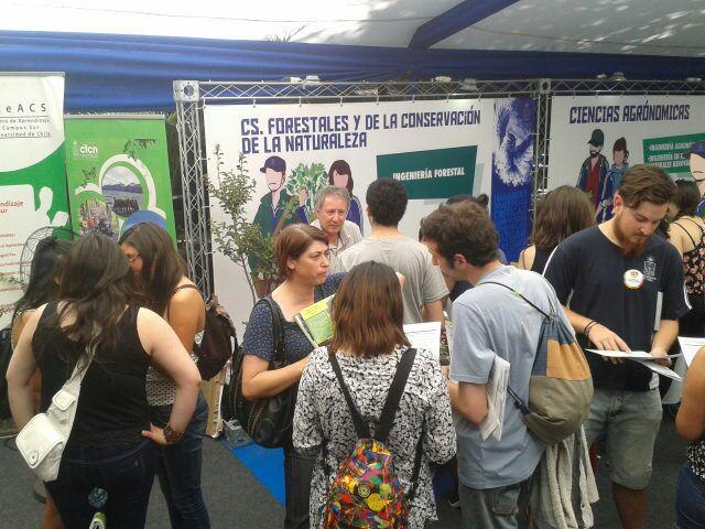 Visitantes de la Feria de la Semana del Postulante conversando con profesores y estudiantes de la carrera de Ingeniería Forestal.