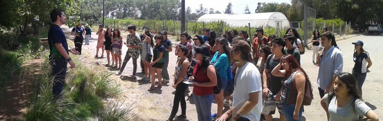 Futuros estudiantes en visita a terreno a Campus Sur e instalaciones de la carrera de Ingeniería Forestal.