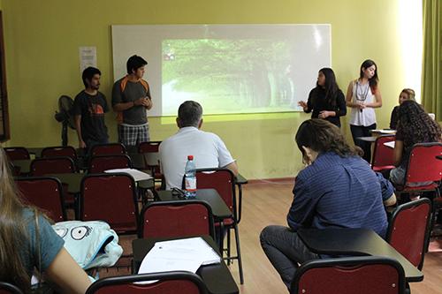 Previo al viaje, los estudiantes que pertenecen a la malla nueva de la carrera, deben investigar y exponer sobre las características geográficas, culturales y naturales de la zona que visitarán.