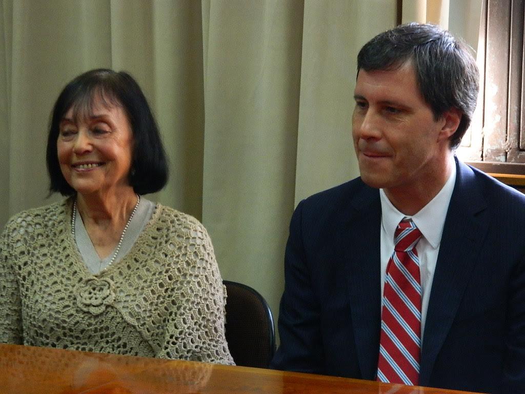 La Decana de la Fac. de Cs. Forestales y de la Conservación de la Naturaleza, Prof. Carmen Luz de la Maza, quién presidió la ceremonia junto al Director de Santander Universidades, Sr. Sebastián Bunst