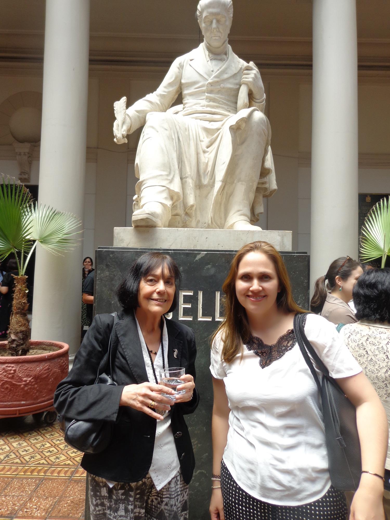 La Decana Carmen Luz de la Maza, junto a la docente galardonada.