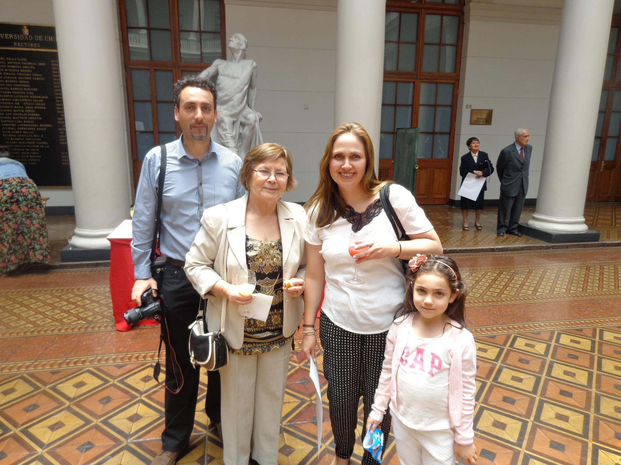 La Profesora fue acompañada a la Ceremonia por su familia.