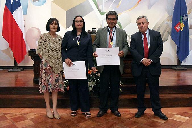 El reconocimiento fue entregado por el Rector Ennio Vivaldi y acompañado por la Decana Carmen Luz de la Maza