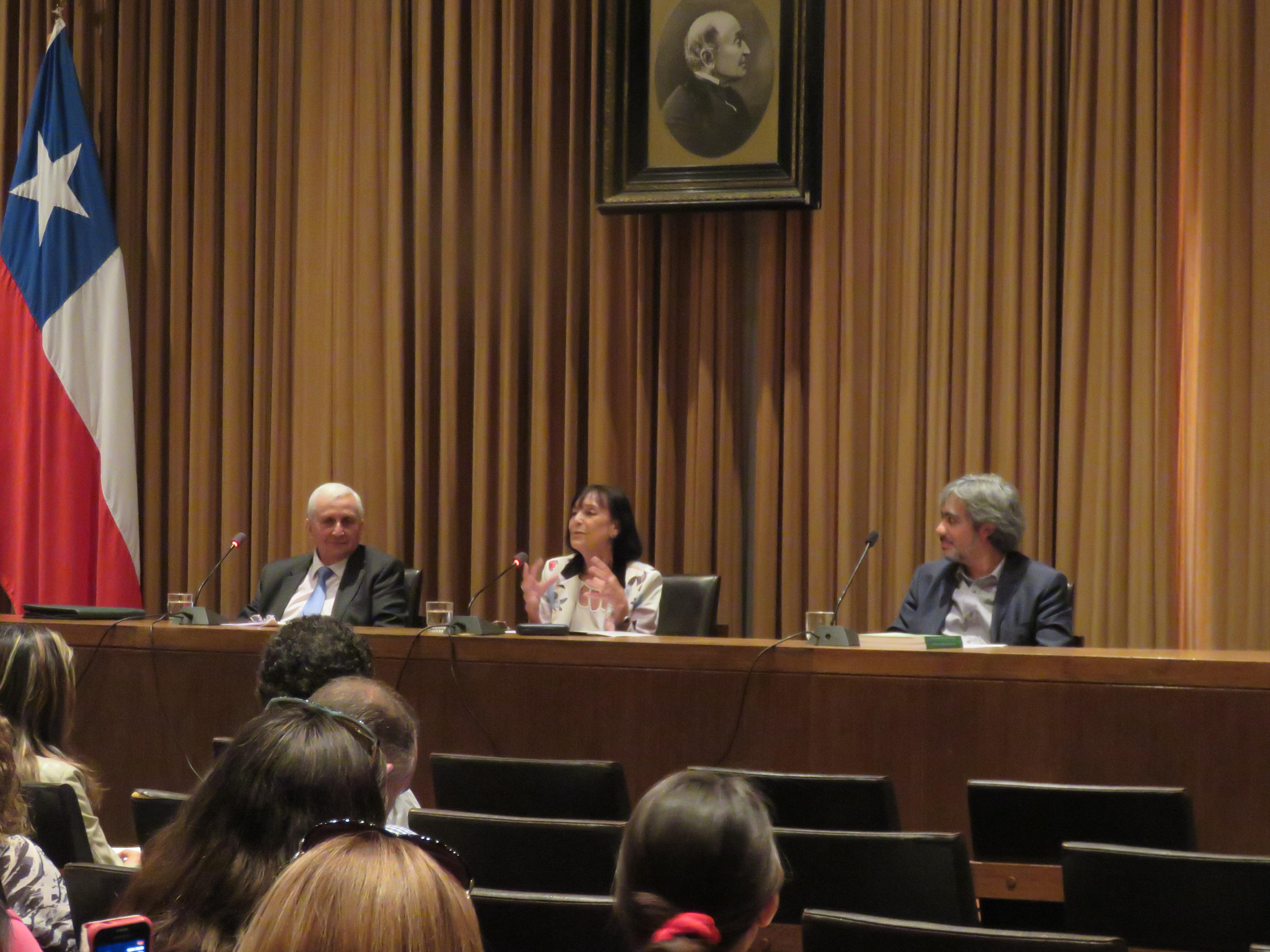 El profesor Manuel Rodríguez, la profesora Carmen Luz de la Maza y Pablo Morán del Ministerio de Vivienda y Urbanismo.