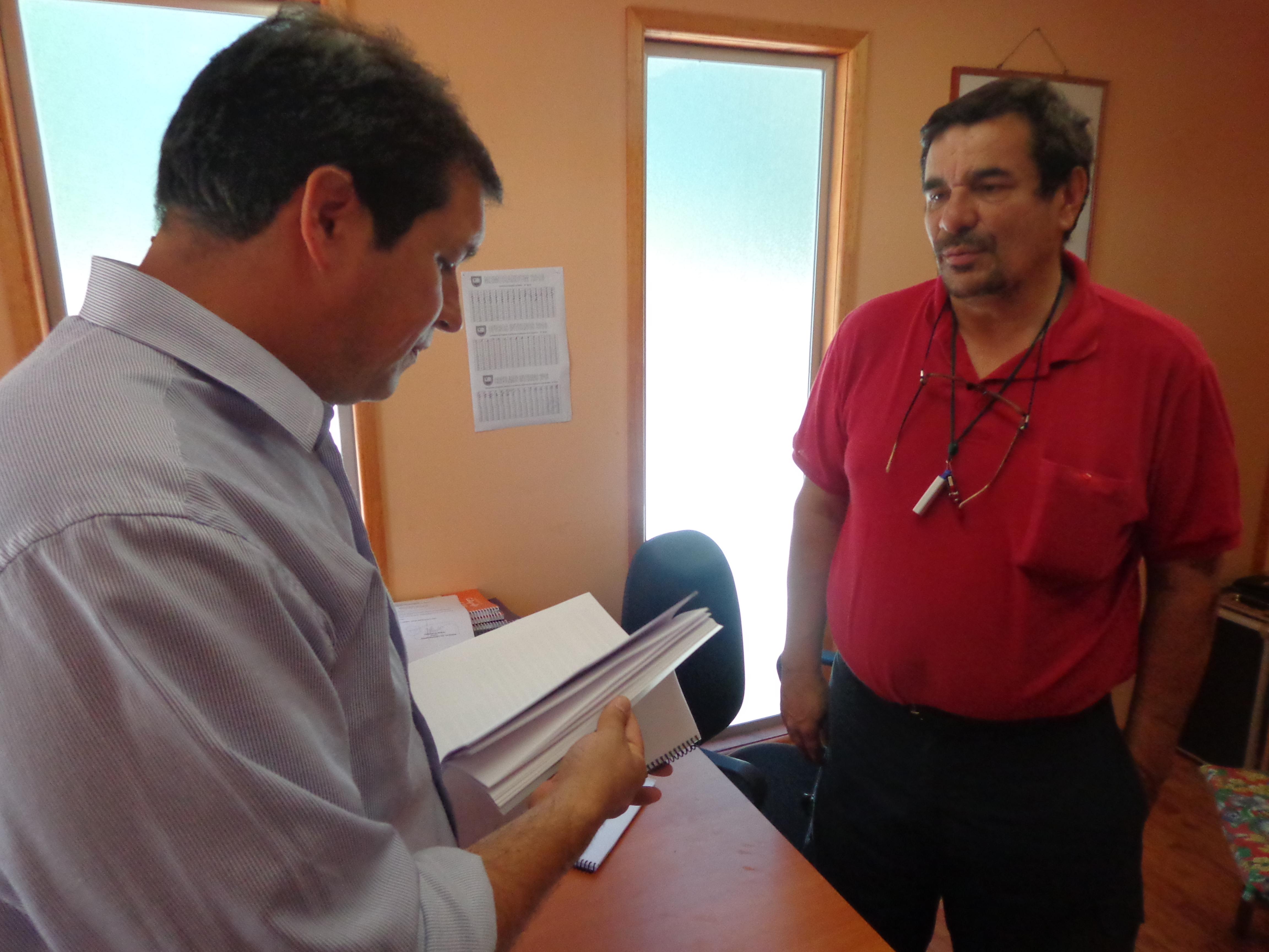 El Profesor Roberto Garfia le hace entrega al Director Allende Miranda los proyectos elaborados participativamente.