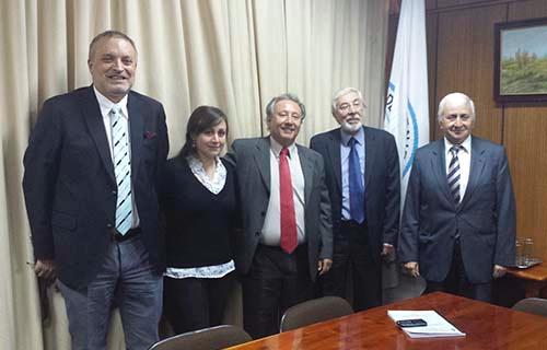 El profesor José Tomás Karsulovic junto a académicos de la Facultad y la estudiante Rocío Rojas en su titulación.