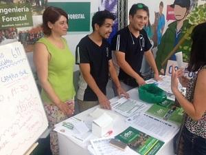 El Stand de la Facultad de Ciencias Forestales y de la Conservación de la Naturaleza, fue visitado por decenas de estudiantes.