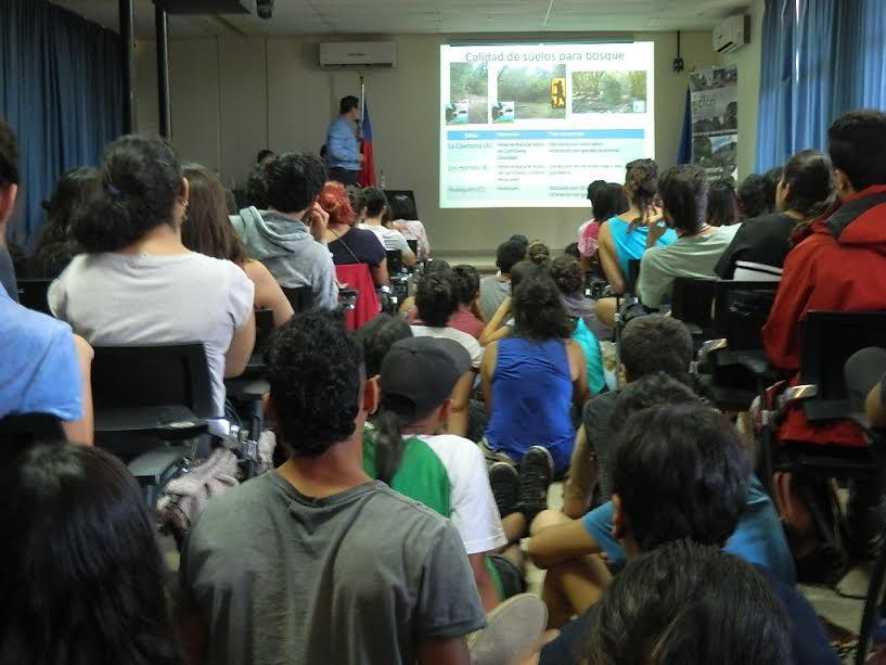 Más de 150 estudiantes de las tres Facultades de Campus Sur, participaron del Día Internacional del Bosque.