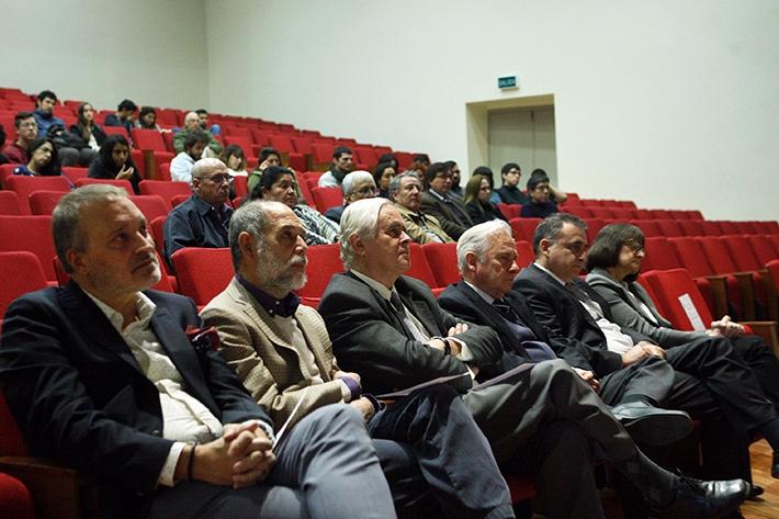 Autoridades universitarias y miembros de la comunidad de la Casa Bello participaron de la ceremonia.