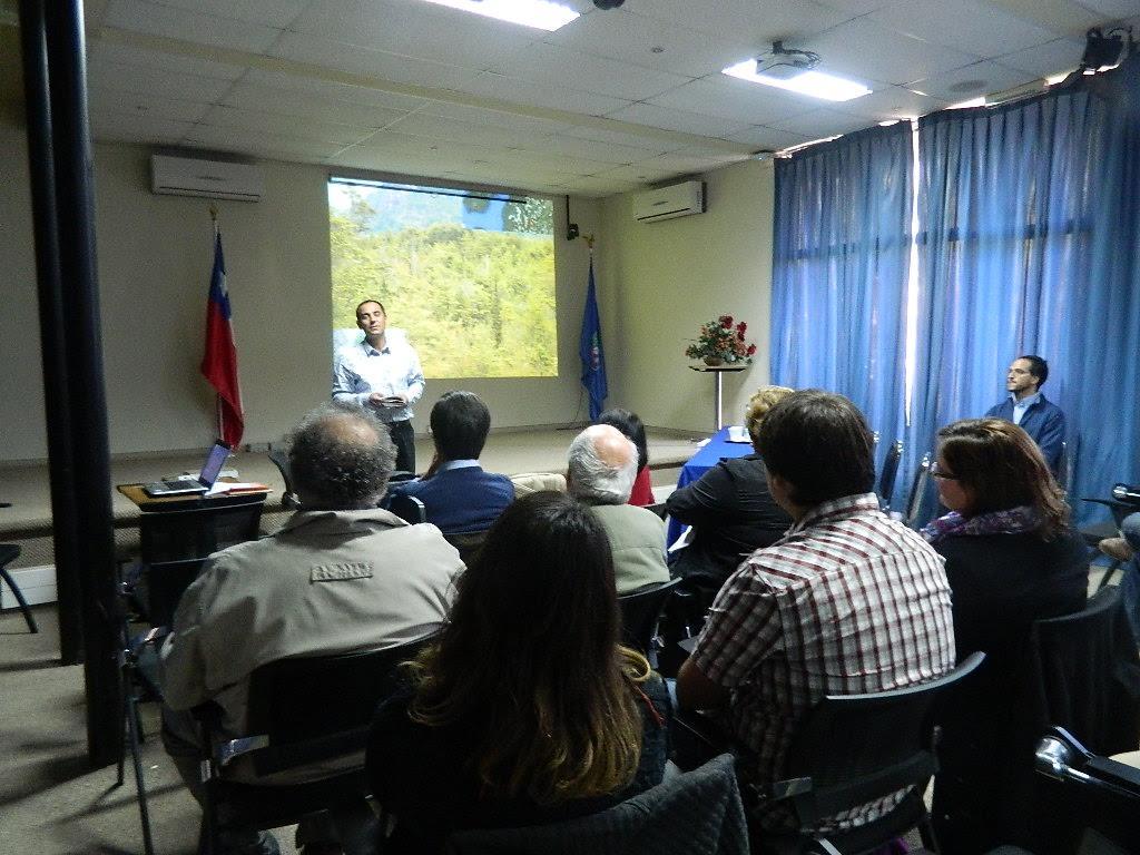 El Homenaje fue presidido por el Dir. del Depto. de Silvicultura y de la Conservación de la Naturaleza, Prof. Alvaro Promis, y la Decana, Dra. Carmen Luz de la Maza.