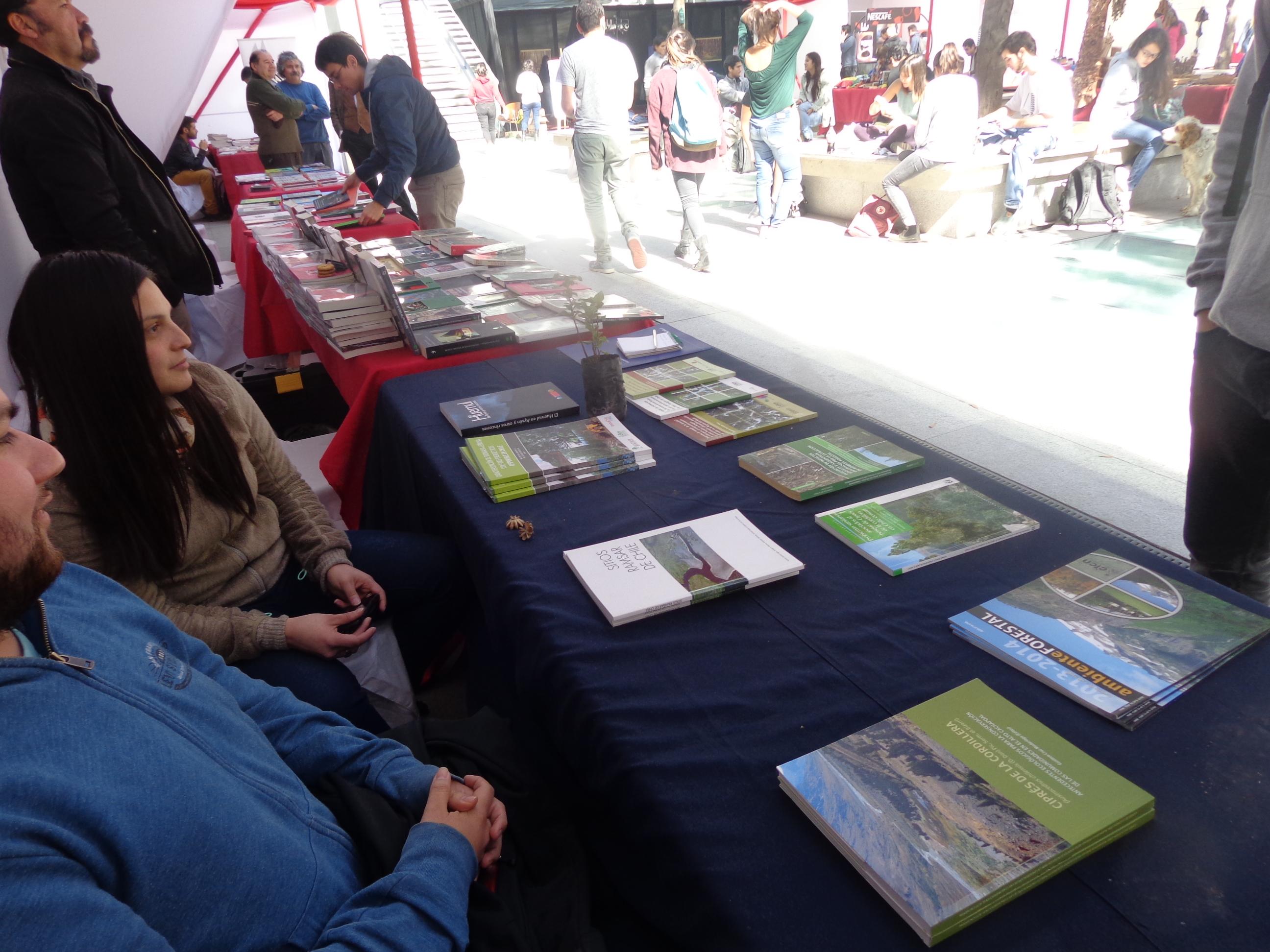 La estudiante de tercer año de la carrera de ingeniería forestal, Paula González y el egresado Alvaro Zambrano estuvieron a cargo del stand.