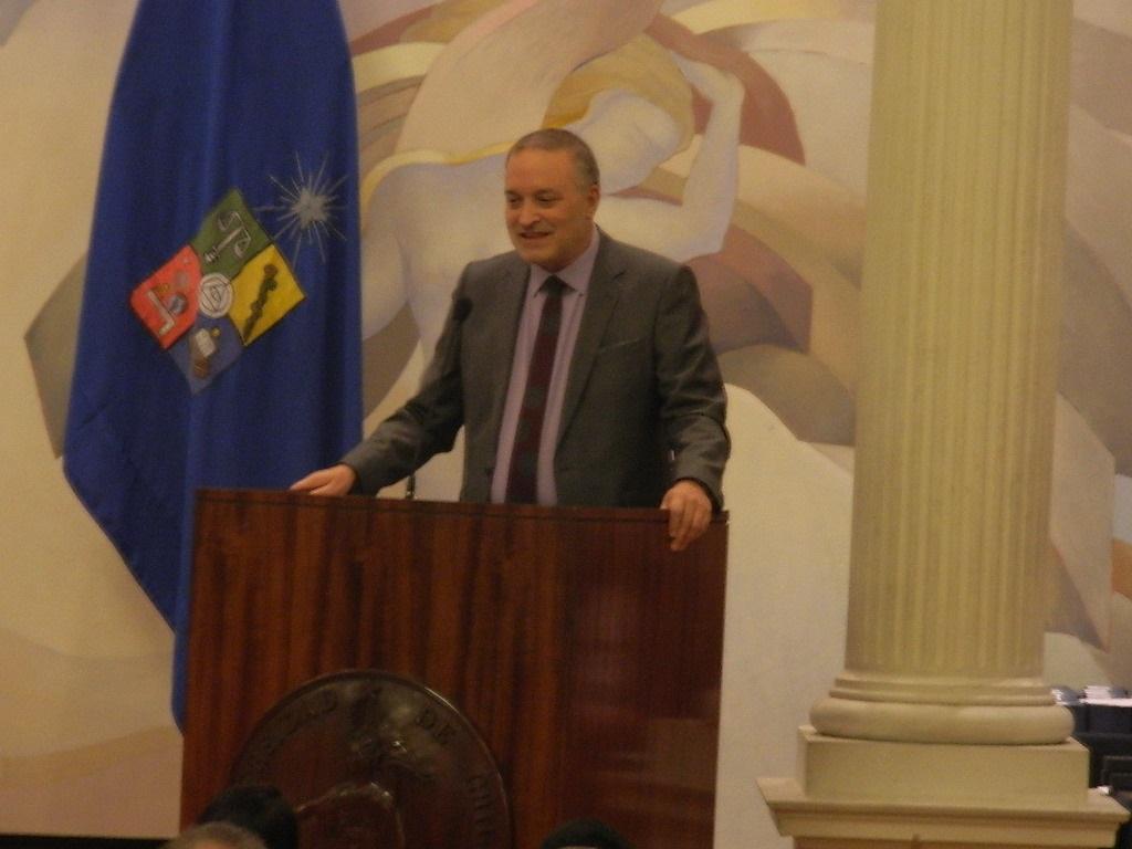 El Vicedecano Profesor Juan Caldentey, en representación de la Decana Carmen Luz de la Maza, felicitó a los recién graduados y destacó los 65 años de enseñanza de la ingeniería forestal.