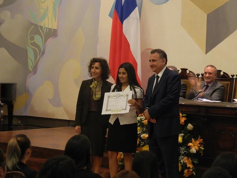 Los nuevos profesionales recibieron sus títulos por parte de las autoridades. En la imagen la Prof. Amanda Huerta junto con el Prorrector.