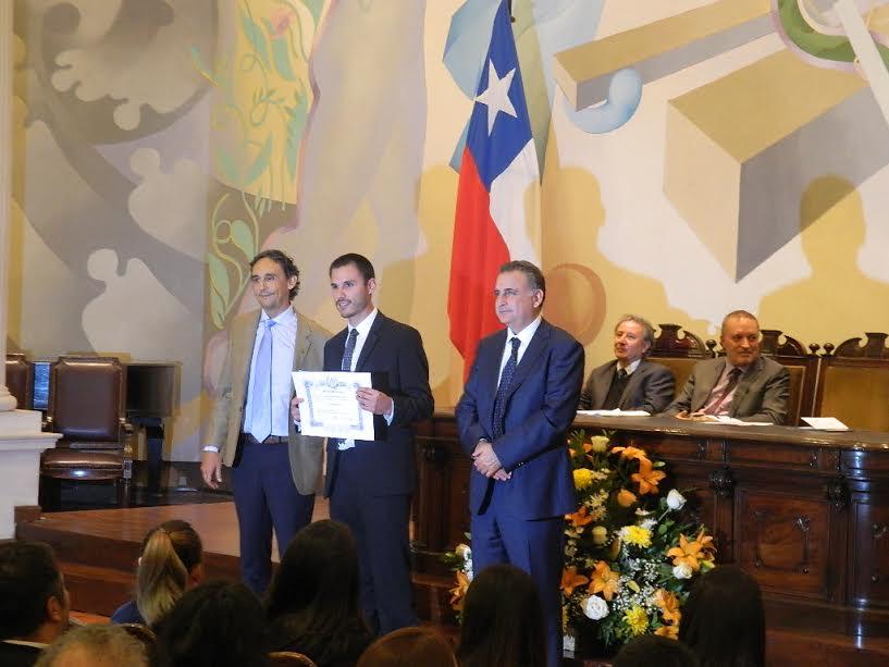 Los académicos acompañaron a los estudiantes en su ceremonia. En la imagen el profesor Miguel Castillo. 