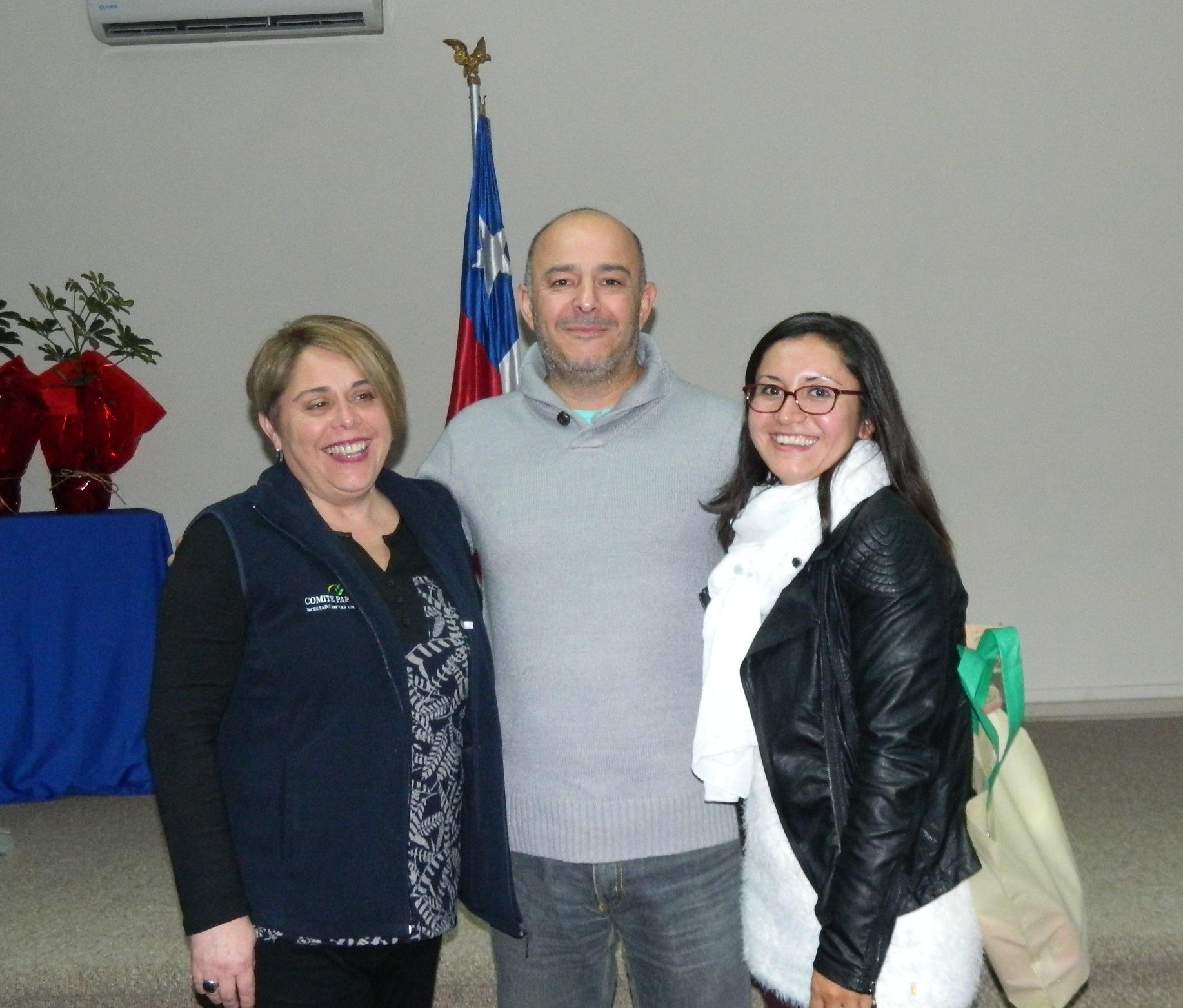 Leticia Romero, Pres. del Comité Paritario de la Fac. de Cs. Agronómicas, Hugo Riveros ganador por la creación del mejor eslogan de la jornada, Tamara Nuñez, Prevencionista de Riesgos de Campus Sur. 