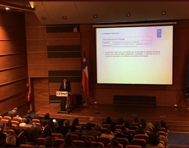 Alberto Parra del PNUD expone sobre la habitabilidad transitoria desde la perspectiva del usuario.