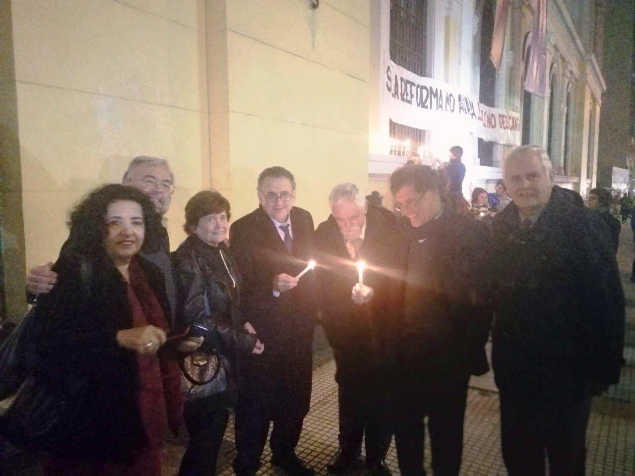 La velatón comenzó de forma simultánea a las 20:00 hrs. en la Casa Central, la Facultad de Derecho y el Campus Andrés Bello.