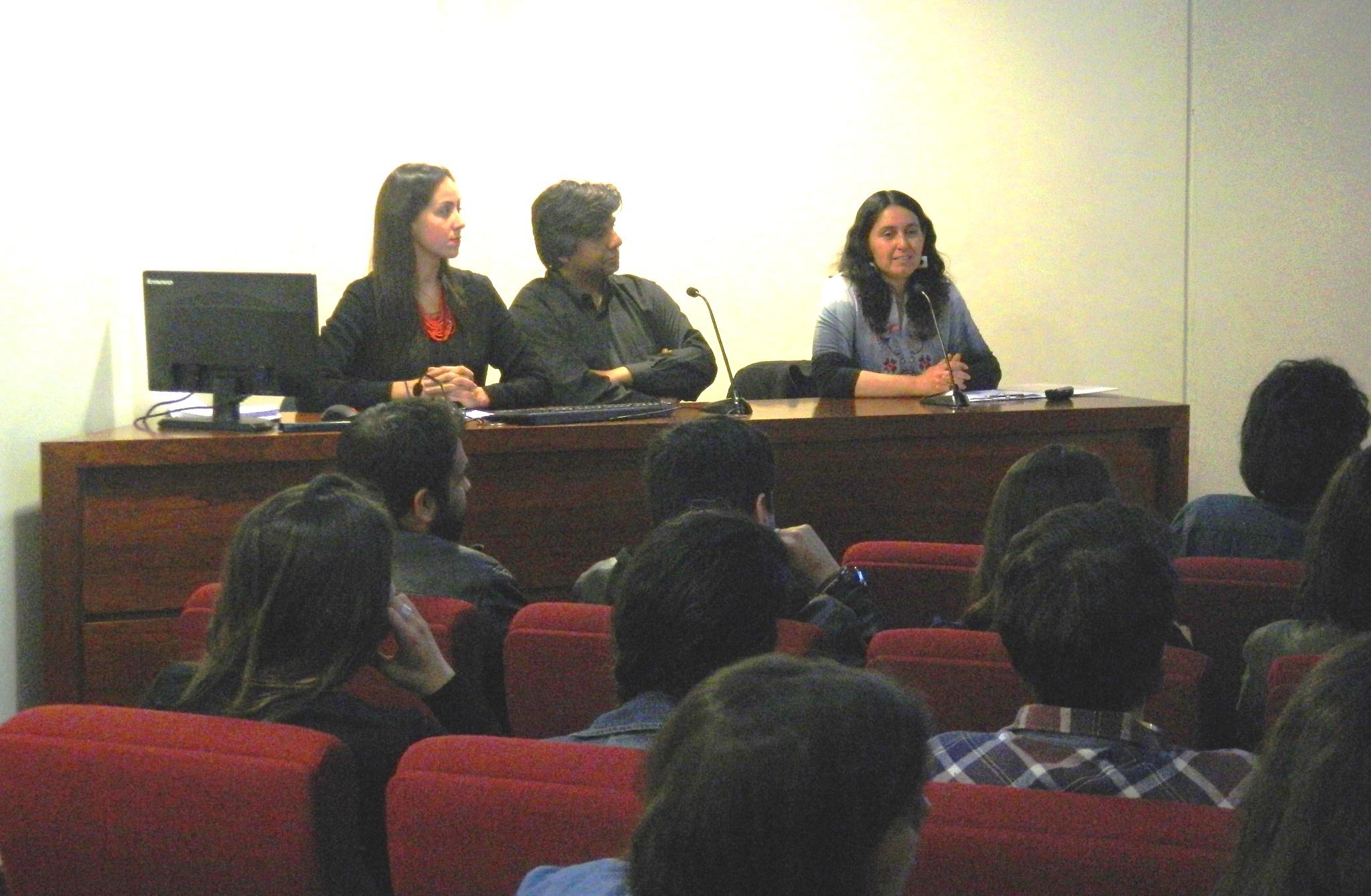 L Profesora y Directora de Investigación de la Facultad de CFCN, Dra. Rosita Scherson, dio las palabras de bienvenida e introducción al evento.