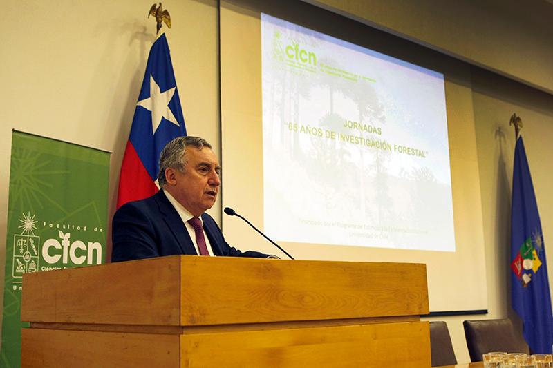 El Rector Ennio Vivaldi dio la bienvenida a la Jornada de Investigación Forestal en el marco del 65º Aniversario de la carrera de Ingeniería Forestal. 