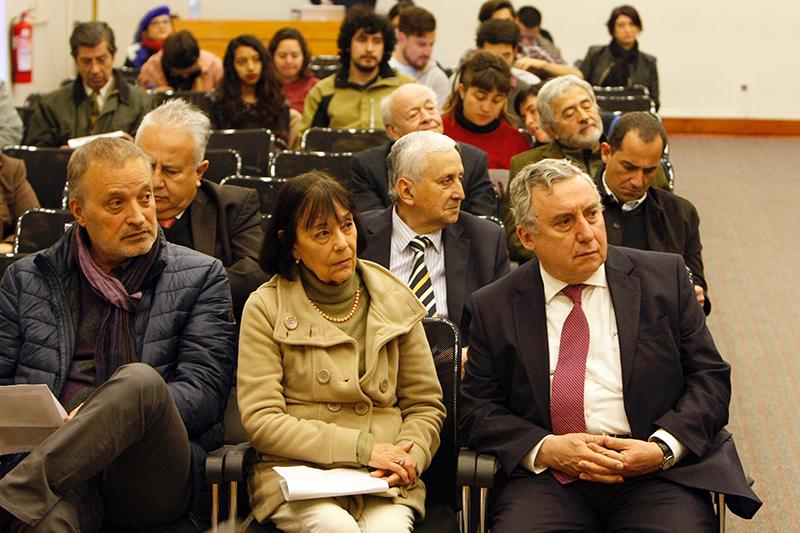 Profesores Juan Caldentey, Vicedecano de FCFCN; Carmen Luz de la Maza, Decana de FCFCN y el Rector Ennio Vivaldi.