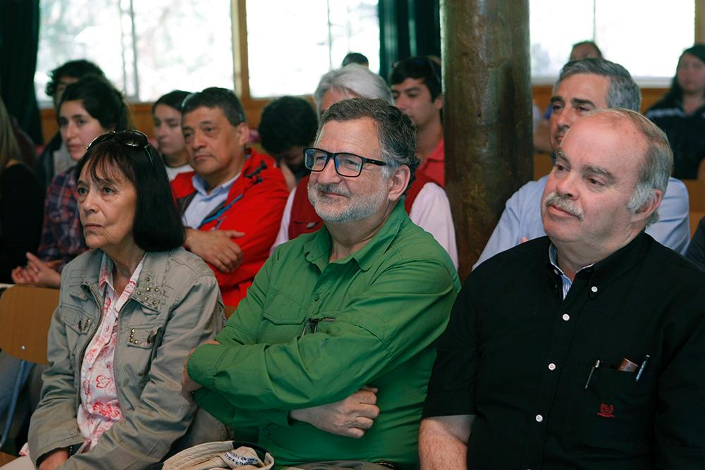 La Decana Carmen Luz De la Maza  junto al Presidente del Colegio de ingenieros forestales y el Presidente del Colegio sede El Maule.