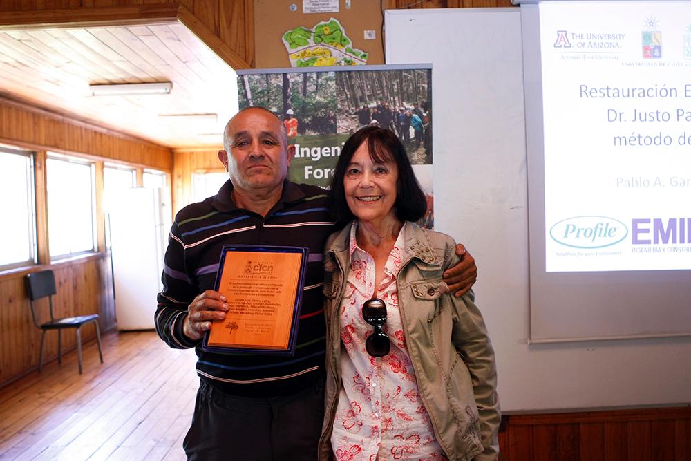 El Administrador de la Estación Experimental recibió un reconocimiento en representación de los trabajadores del predio por su labor de protección ante el incendio.