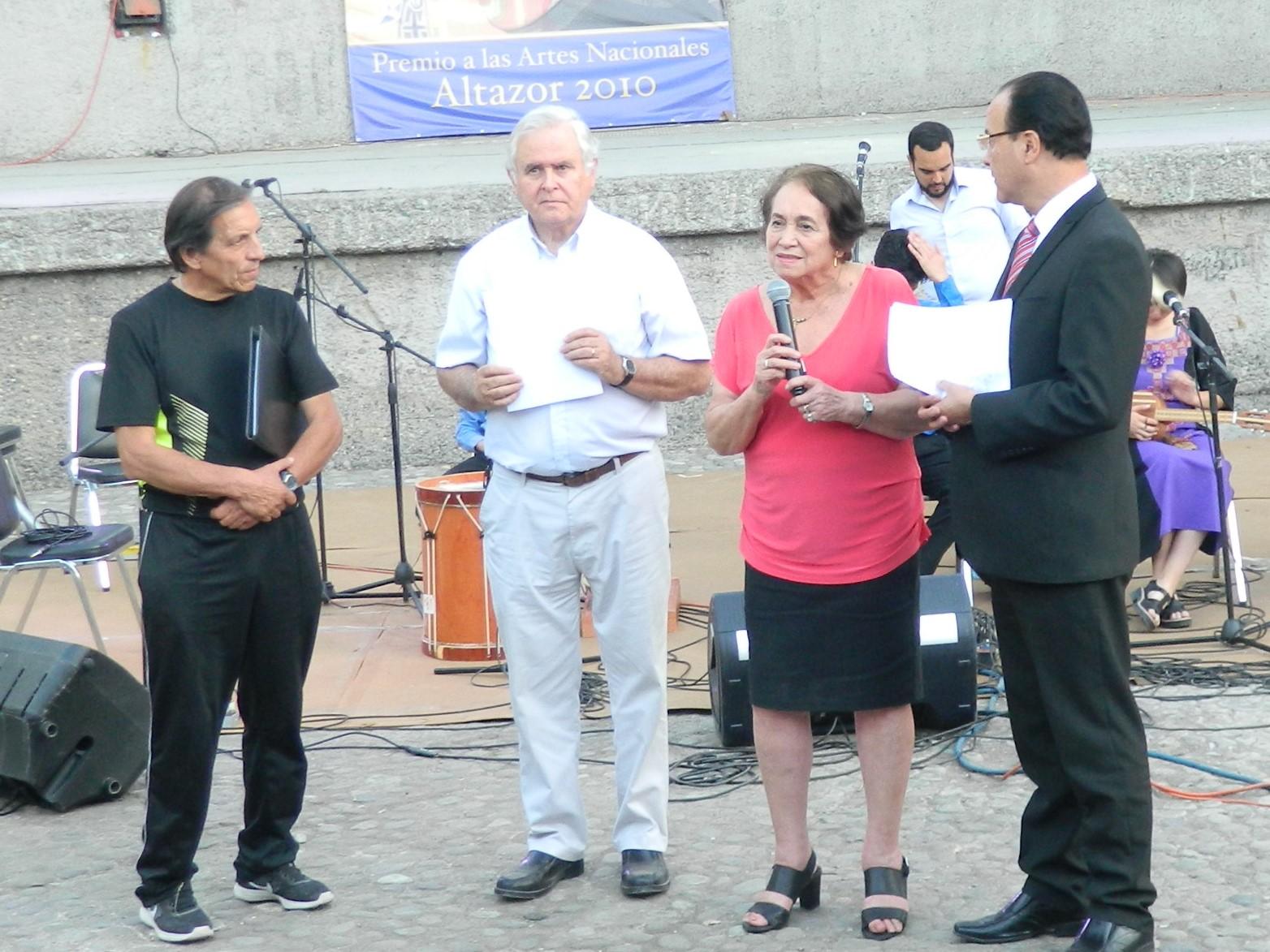 la Decana de la Facultad de Artes Prof. Clara Luz Cárdenas junto al Decano Coordinador de Campus Sur, Profesor Santiago Urcelay. A la izquierda el profesor Oscar Ramírez.